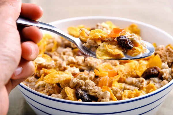 Comer cereales para el desayuno —  Fotos de Stock