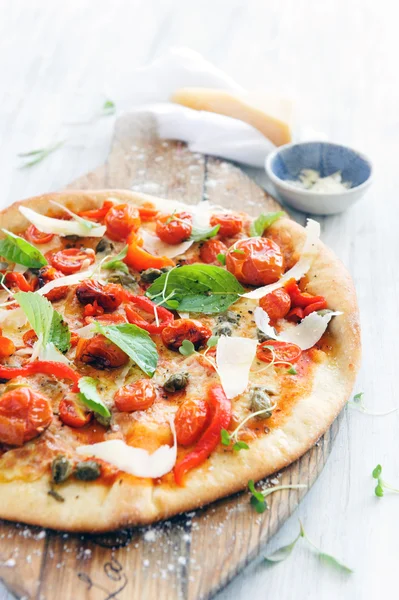 Pizza artesanal fresca — Fotografia de Stock
