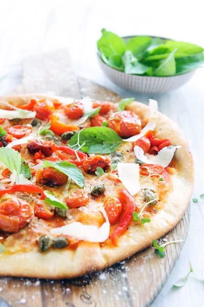 Käsintehty uuni paistettu pizza — kuvapankkivalokuva