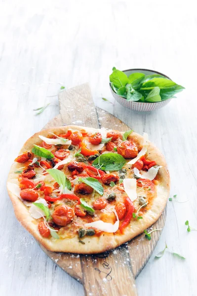 Pizza artesanal fresca — Fotografia de Stock