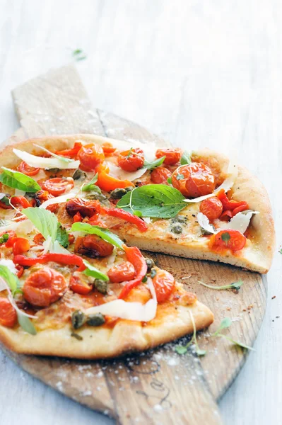 Gourmet roasted tomato pizza — Stock Photo, Image