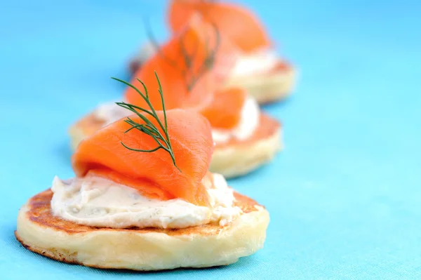 Trio de canapés de salmão — Fotografia de Stock