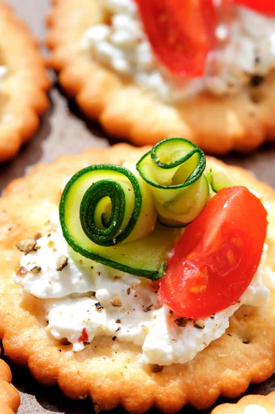 Vanlig cracker med grönsaker — Stockfoto