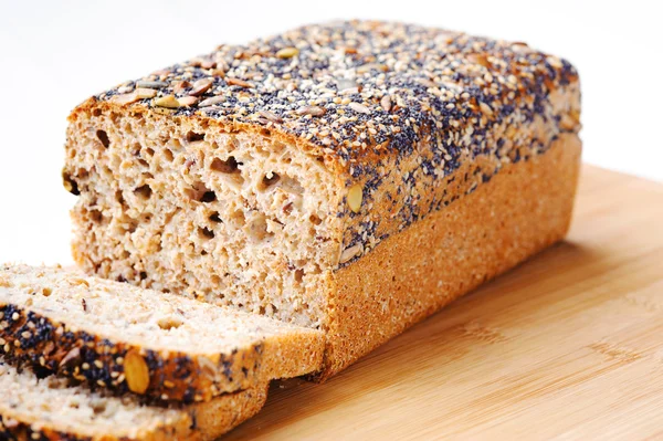全体とスライスされたパン — ストック写真