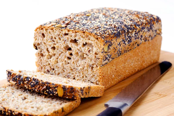 全体とスライスされたパン — ストック写真