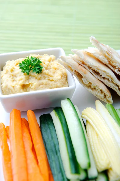 Вегетаріанська тарілка з сирих овочів — стокове фото