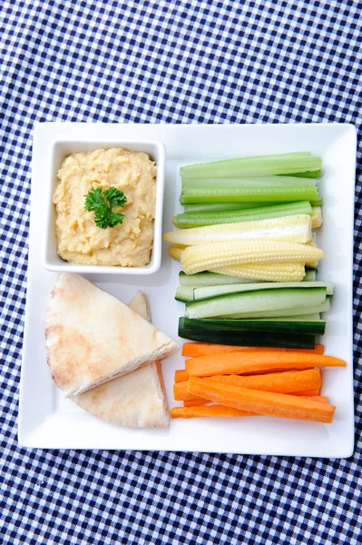 Healthy appetiser platter of hummus and raw vegetables — Stock Photo, Image