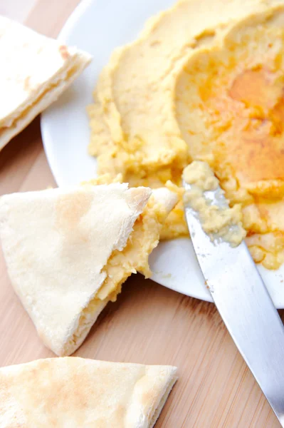 Hummus dip and pita bread — Stock Photo, Image