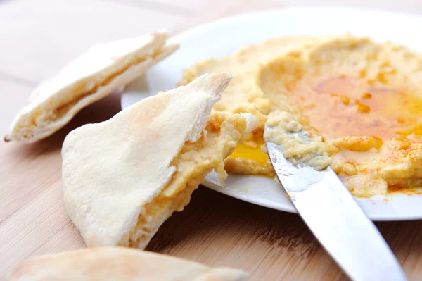 Hummus dip and pita bread — Stock Photo, Image