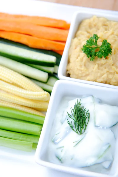 Salsas saludables con palitos de verduras —  Fotos de Stock