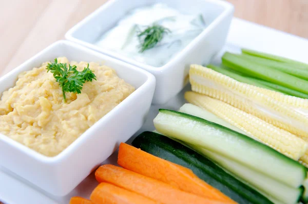 Gezonde dips met plantaardige stokken — Stockfoto