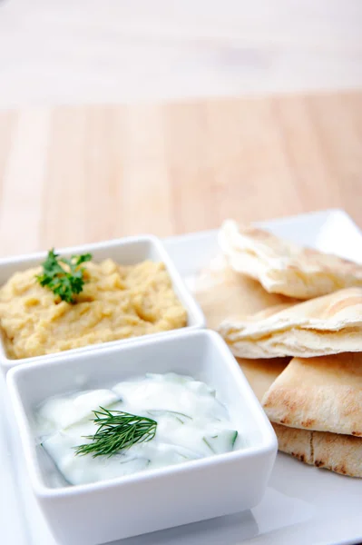 Dips with flatbread, tzatziki and humus — Stock Photo, Image