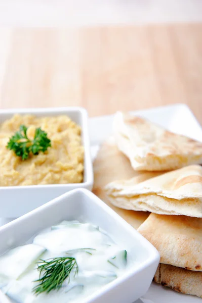 Salsas con pan plano, tzatziki y humus — Foto de Stock