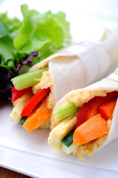 Tortillas enveloppe avec des bâtonnets de légumes crus — Photo