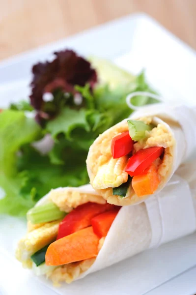 Tortillas enveloppe avec des bâtonnets de légumes crus — Photo