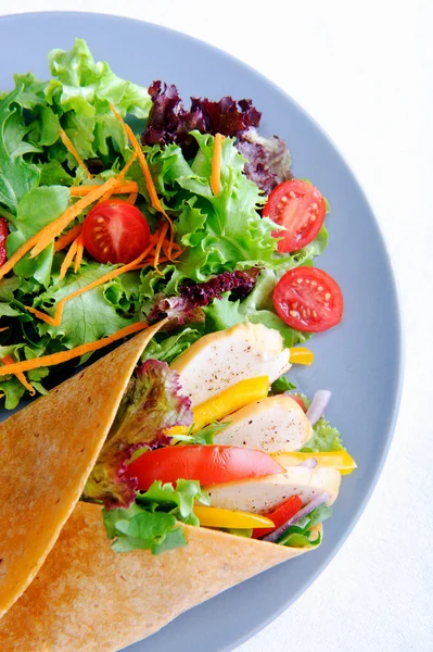 Hühnerburrito mit viel Salat — Stockfoto