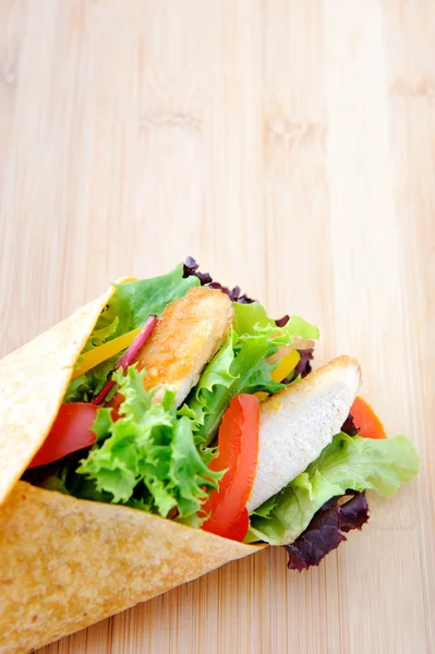 Tiras de frango com salada fresca — Fotografia de Stock