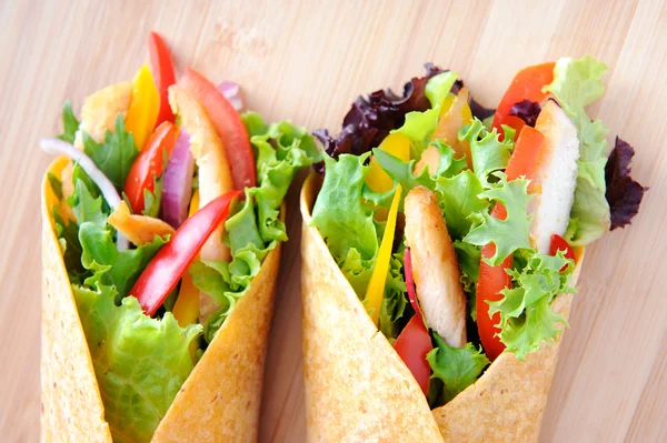 Burrito de frango com abundância de salada — Fotografia de Stock