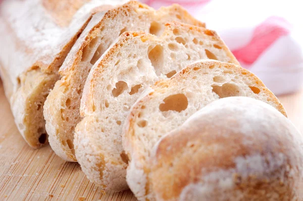 バゲット スライスの素朴なパン — ストック写真