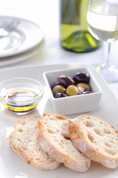 Olive and bread appetiser — Stock Photo, Image