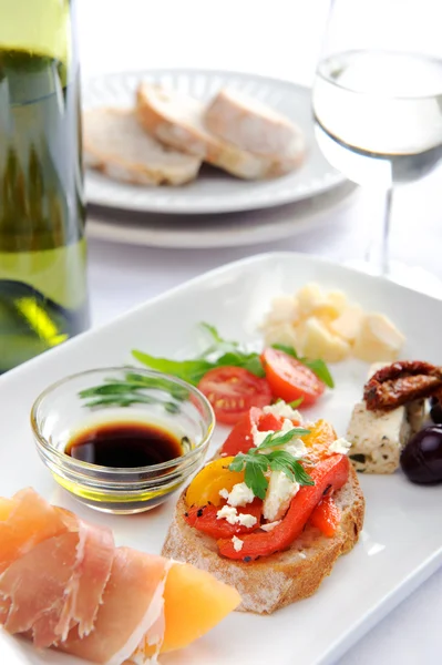 Variedad de antipasto en un plato —  Fotos de Stock