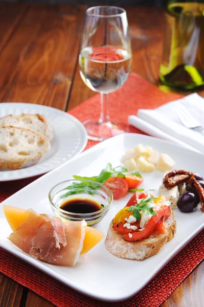 Variedad de canapés en bandeja — Foto de Stock