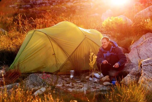 Selvagem explorador camping — Fotografia de Stock