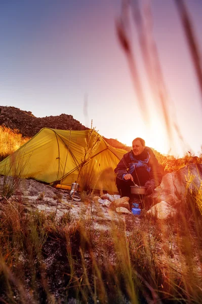 Selvagem explorador camping — Fotografia de Stock