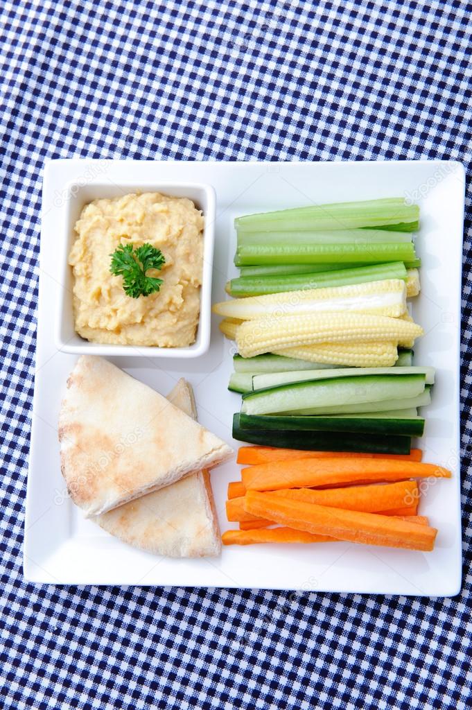 Healthy appetiser platter of hummus and raw vegetables