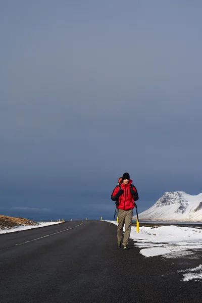 Stopování batohem na Islandu — Stock fotografie