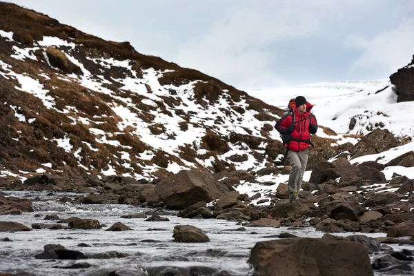 Hiking in extreme weather — Stock Photo, Image