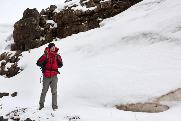 極端な天候でのハイキング — ストック写真