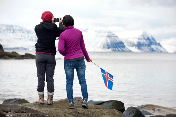 Turister som reser Island vintern — Stockfoto