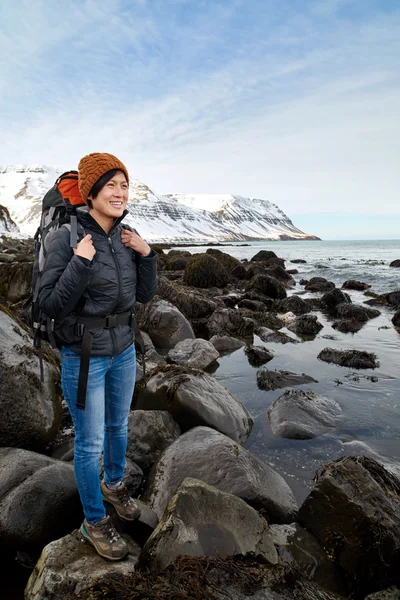 Escursionista donna indipendente in avventura trekking — Foto Stock