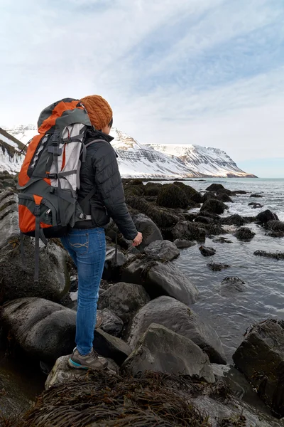 Onafhankelijke vrouw wandelaar op trekking avontuur — Stockfoto