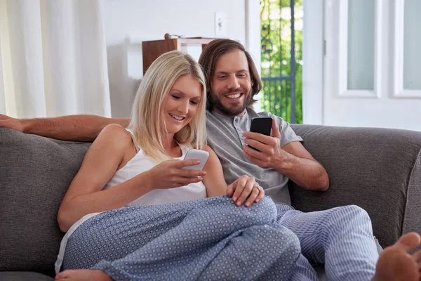 Couple cellphone couch — Stock Photo, Image