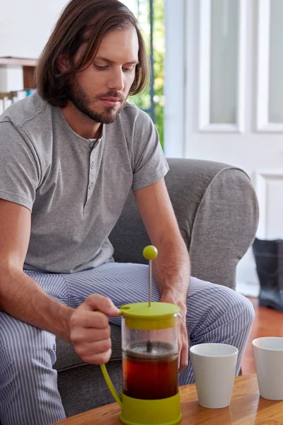 Hombre preparado filtro de café — Foto de Stock