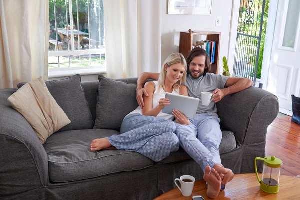 Par med tablett och muggar — Stockfoto