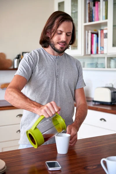 Mann bereitet Kaffee zu — Stockfoto