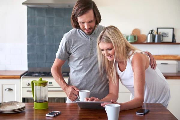 Pasangan dengan komputer tablet di dapur — Stok Foto