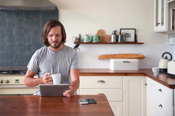 Mann genießt Kaffee mit Tablette — Stockfoto