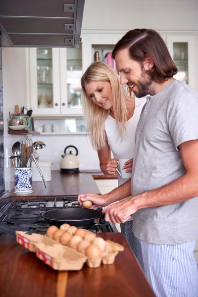 Couple preparing eggs — Stock Photo, Image