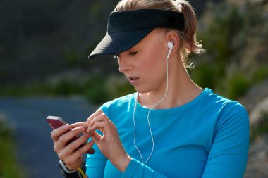 Genç kadın runner ile mp3 çalar