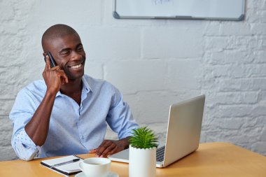 telefonda müşterilerle konuşurken iş adamı