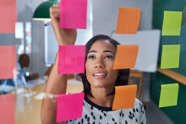 Businesswoman writing on post it note — Stock Photo, Image