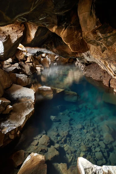 Пещера grjotagja в Исландии — стоковое фото