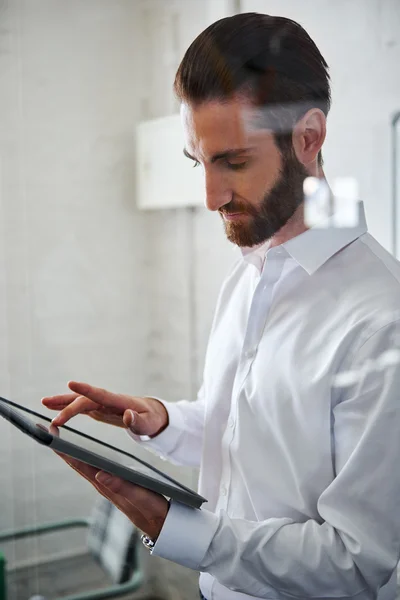 Geschäftsmann arbeitet mit Tablet im Büro — Stockfoto