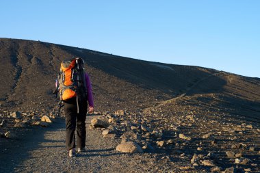 Çinli kadın backpacker Hiking