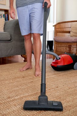 adam evde halı vakumlama