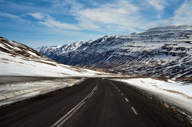 Kar manzara içinde boş yol